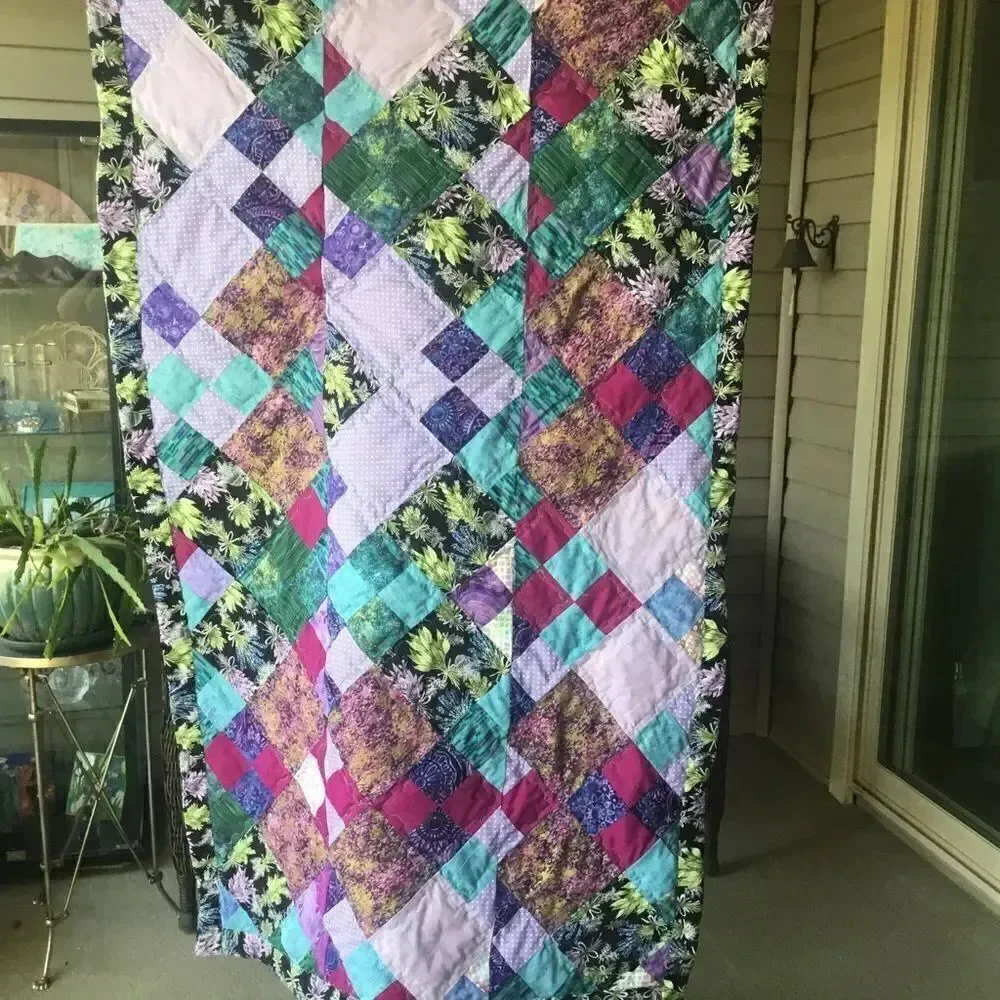 NWT Hand Crafted Lavender Florals With Gorgeous Coordinating Colors Quilt